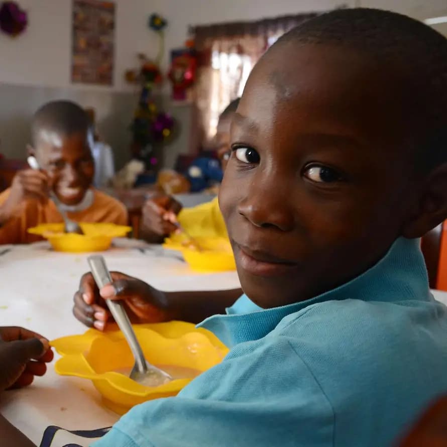 35622_Gambia Kinder am Tisch