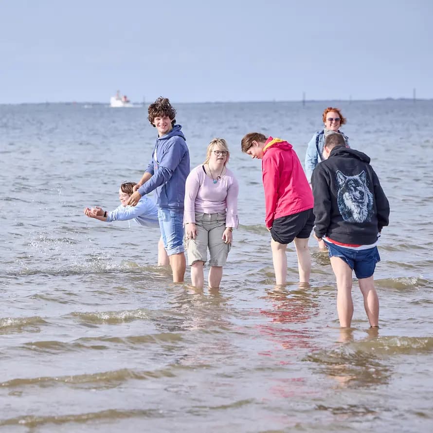 96429_SOS-DG_Hohenroth_Magazin_Bildplantage13_240924_267.jpg Bewohner der Dorfgemeinschaft Hohenroth mit Füßen im Meer