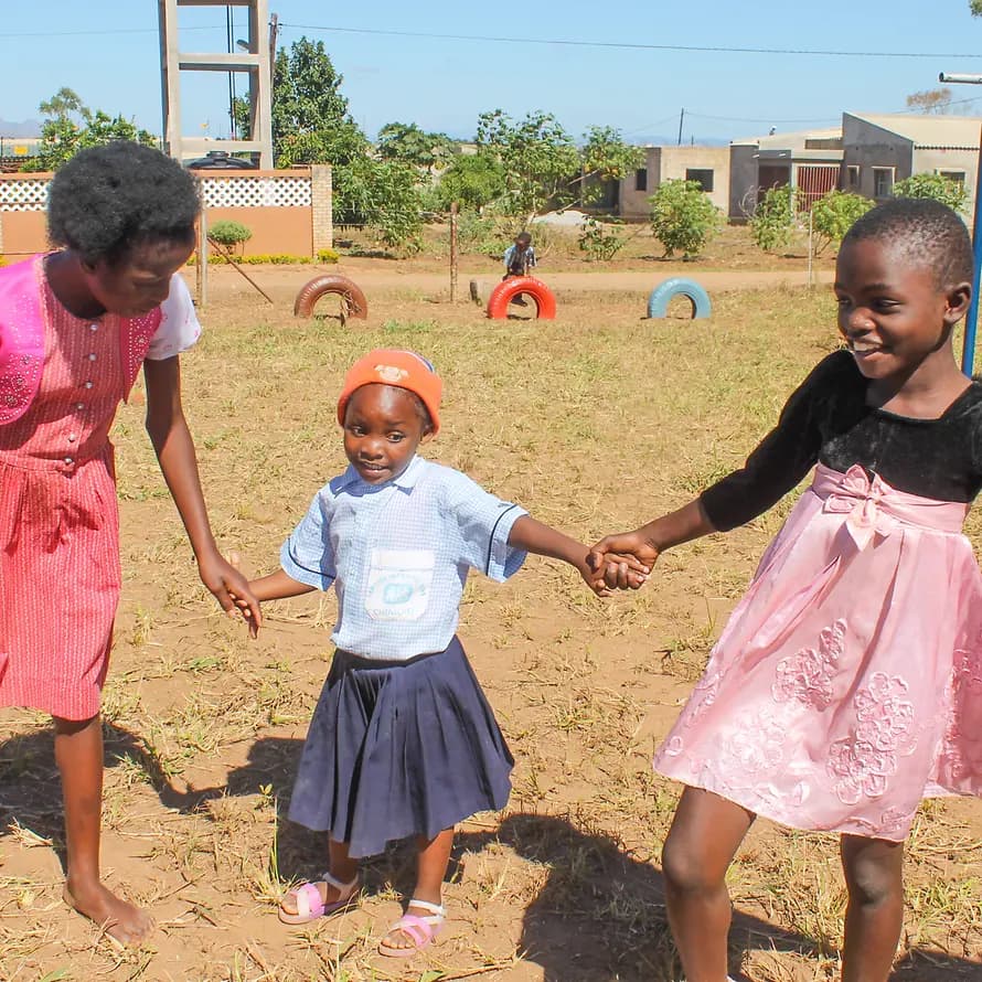 32257_adam_249951_Mosambik_Chimoio_Children Playing at playing ground.jpg 32257_adam_249951_Mosambik_Chimoio_Children Playing at playing ground.jpg