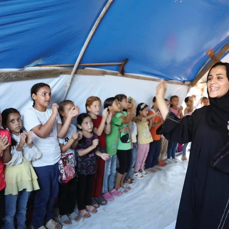 100887_SOS-Kinderdorf Palästina_Freizeit im Camp (14).Jpg Kinder stehen in einer Reihe in Zelt im SOS-Camp in Gaza und klatschen, Betreuerin macht es vor.