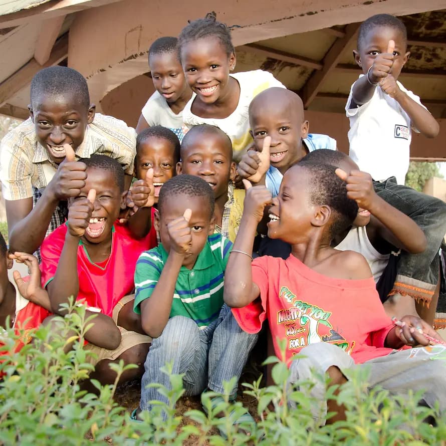 SOS-Kinderdorfkinder im Senegal SOS-Kinderdorf Senegal verhilft notleidenden Kindern zu einer glücklichen Kindheit