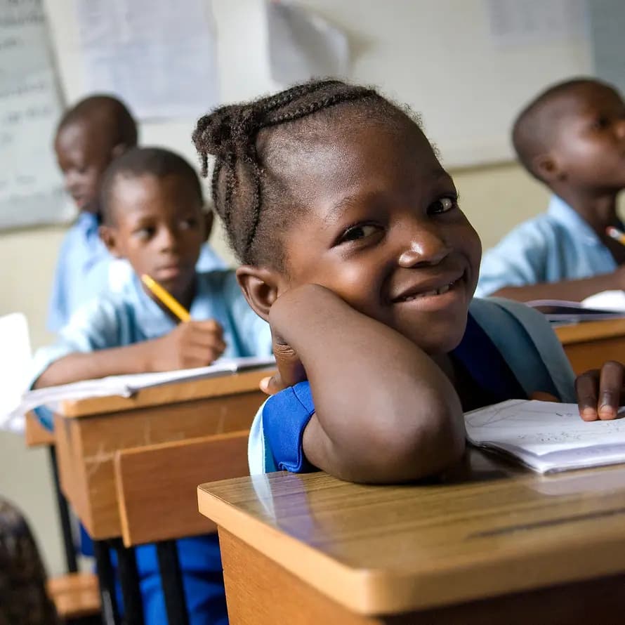 SOS-Kind in Sierra Leone Durch gute Bildung verhilft SOS-Kinderdorf benachteiligten Kindern und Jugendlichen zu einem besseren Leben