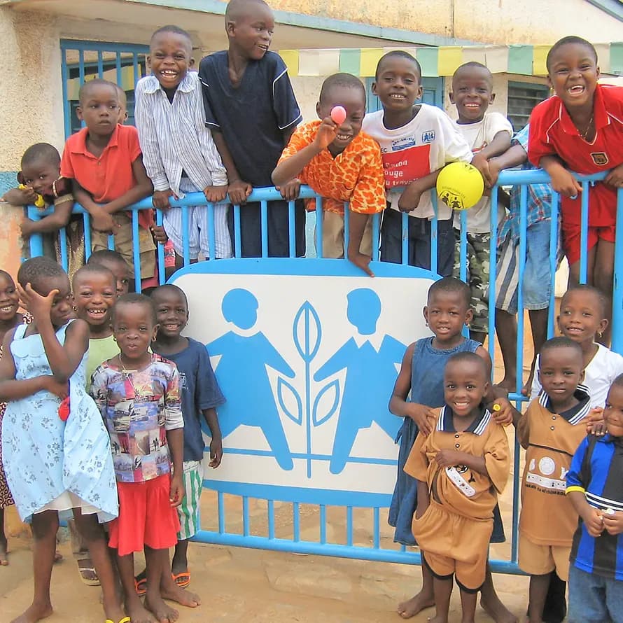 SOS-Kinder in Togo SOS-Kinderdorf bietet notleidenden Kindern in Togo einen Ort der Geborgenheit