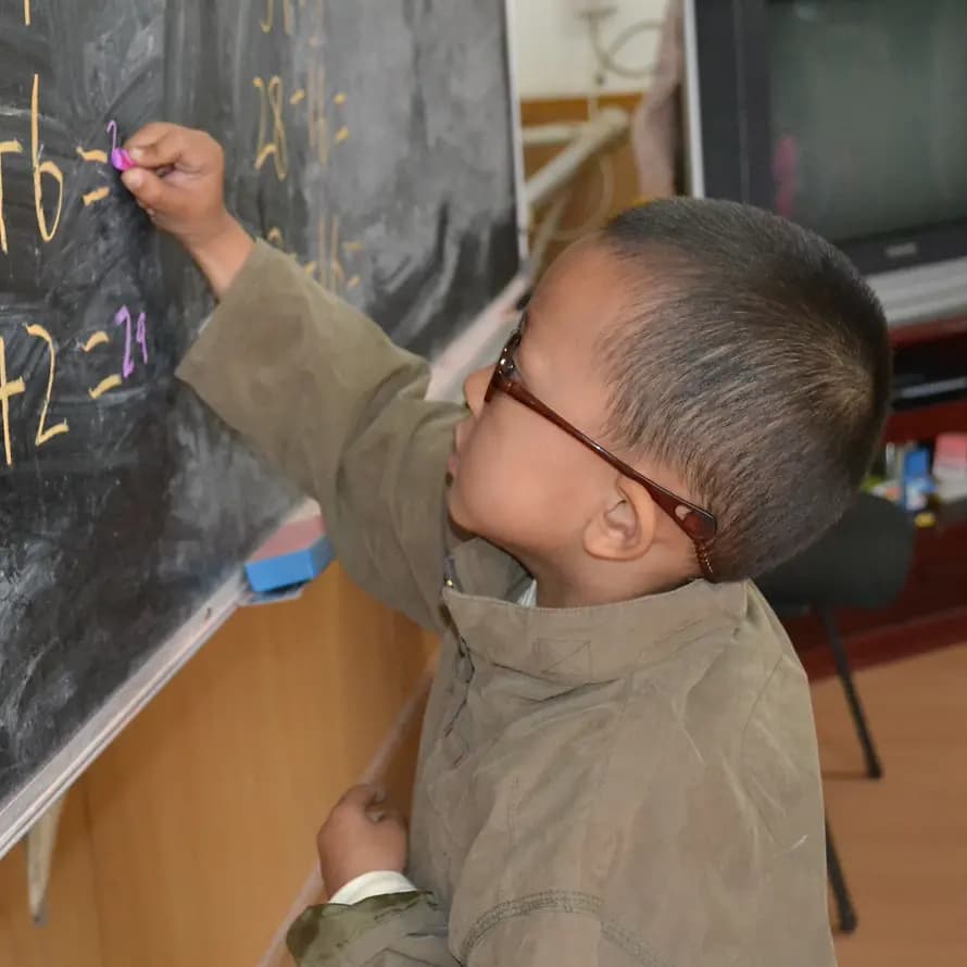 SOS-Kinderdorfkind in China SOS-Kinderdorf in China unterstützt auf vielfältige Weise Menschen in Notlagen