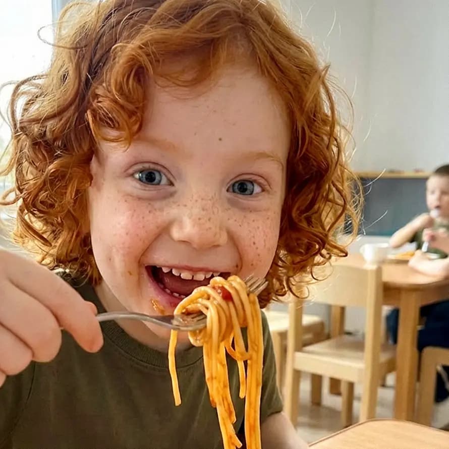 Kind isst Spaghetti Kind isst Spaghetti