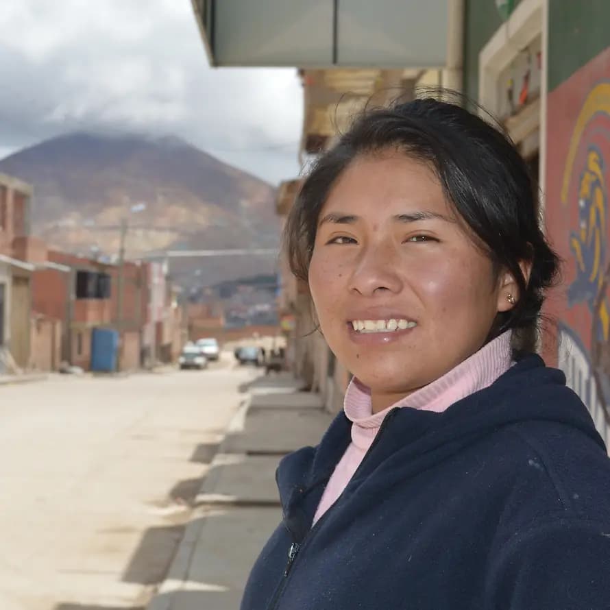 Roxana aus Bolivien Roxana steht lächelnd an der Straße