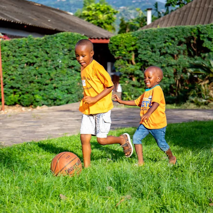 Kinder spielen Fußball Kinder spielen Fußball
