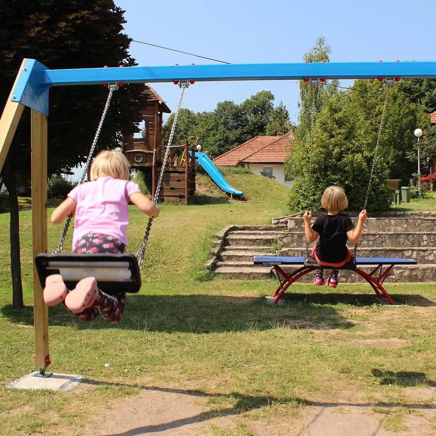 Kinder schaukeln im SOS-Kinderdorf Kinder schaukeln im SOS-Kinderdorf