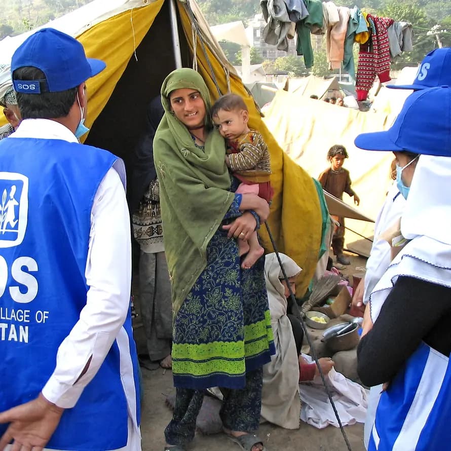 9252_Pakistan Hilfe Hilfsarbeiter mit Betroffenen.JPG