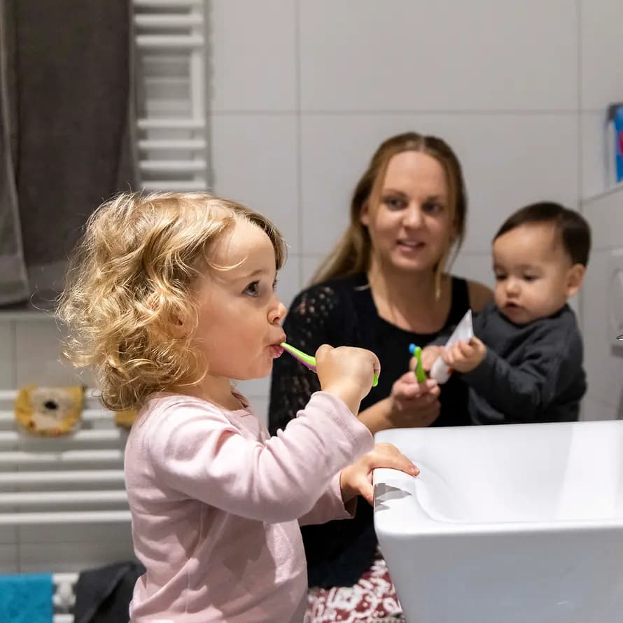 123153_SOS-KD_Berlin_HTS_Mini_Kinderdorffamilie_SebastianPfuetze_20251028_1730.jpg Kleinkinder putzen Zähne