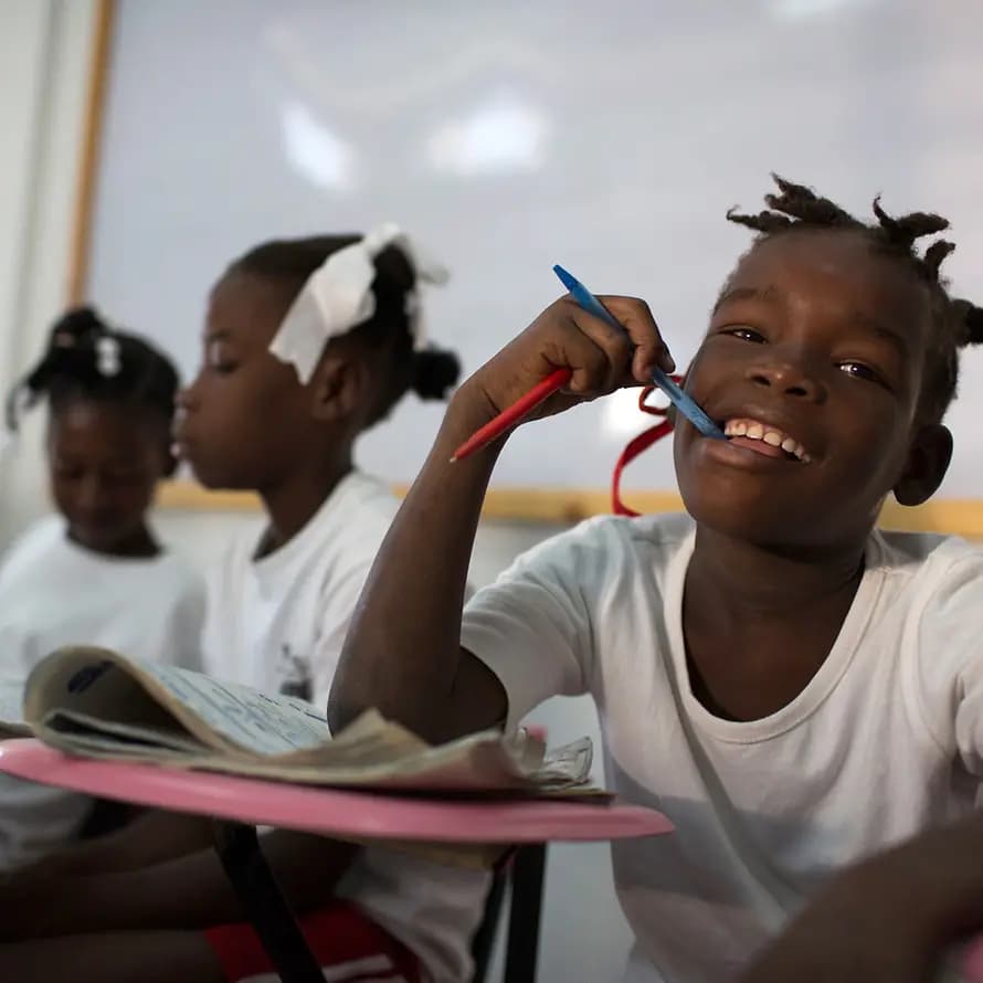 92736_SOS-KD Haiti_Santo_Schule_Conor Ashleigh (1).jpg Kinder in Haiti in Klassenzimmer