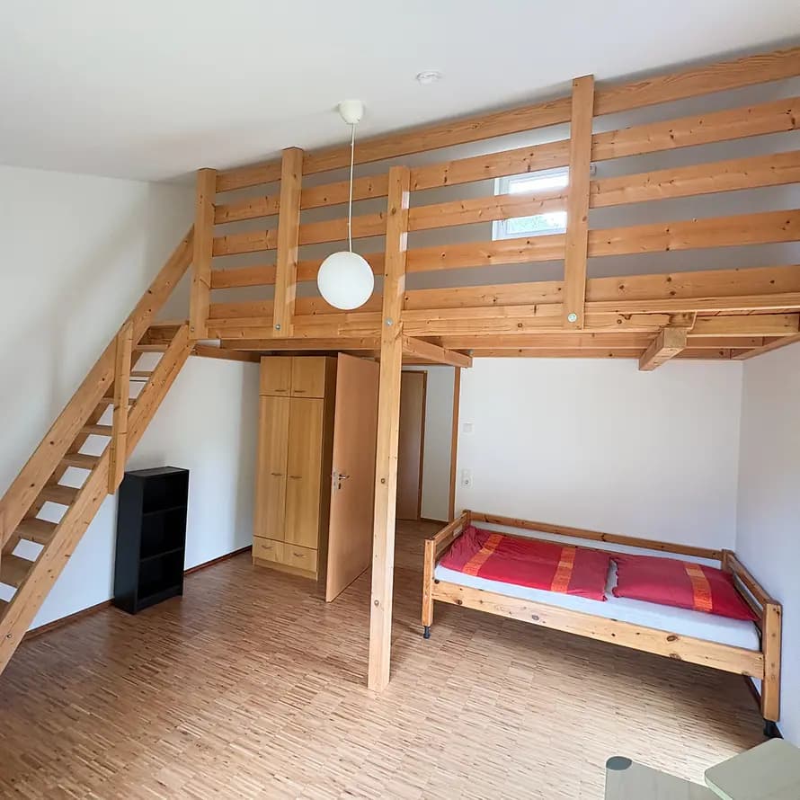 125387_KD_Schwarzwald_Spendenprojekt_Hochebene.jpg hölzernes Hochbett in einem Zimmer