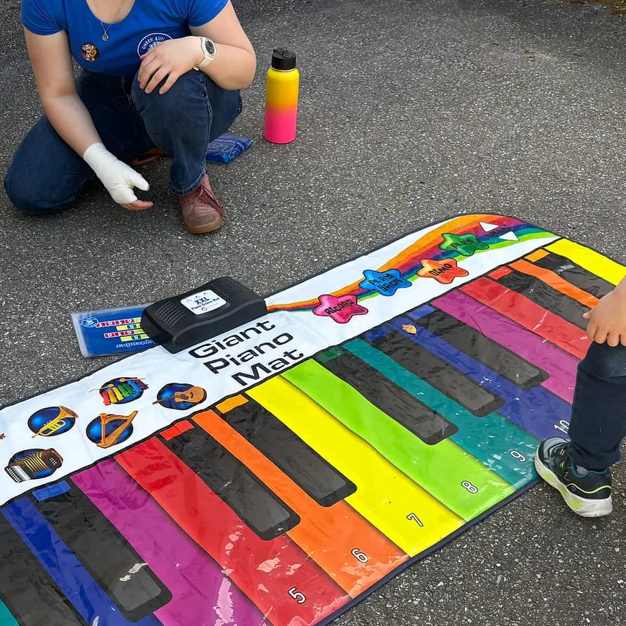 125418_KD_Schwarzwald_Musikmentoren_web-14.jpg Bunte Klaviertasten auf Boden