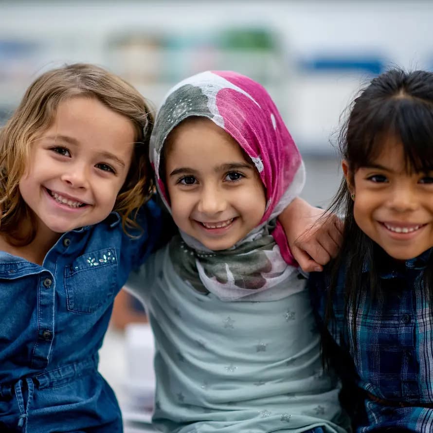 126381_iStock-2050933838.jpg Drei Mädchen im Kindergartenalter