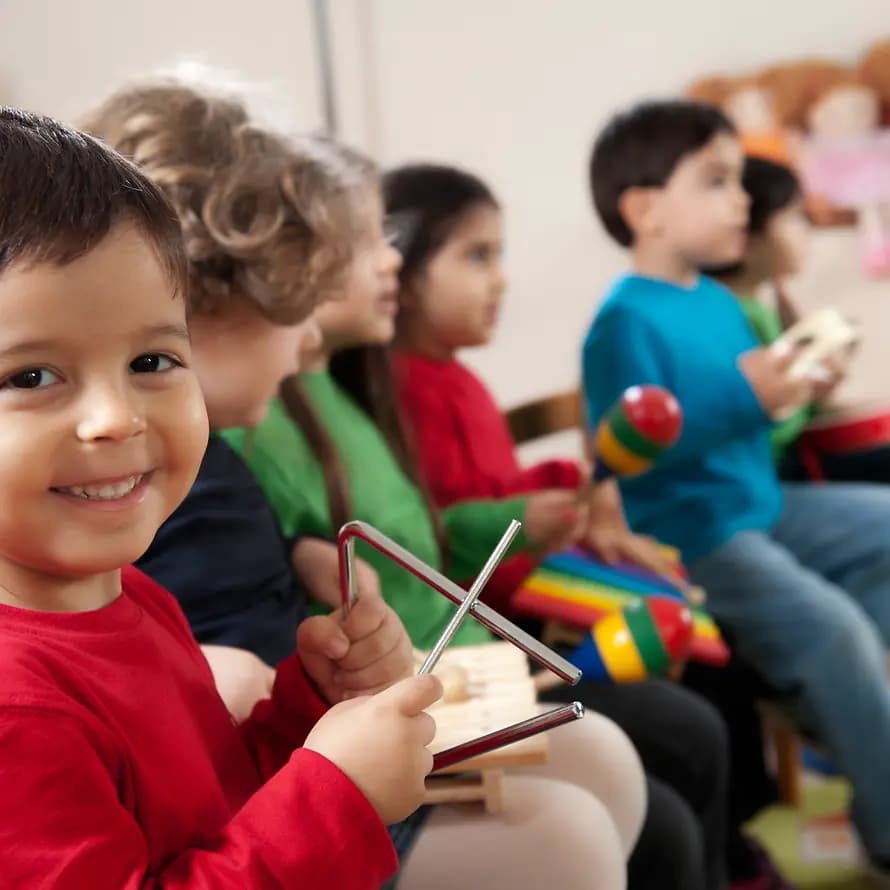 126382_iStock-183361918.jpg Gruppe im Kindergarten beim Musikzieren
