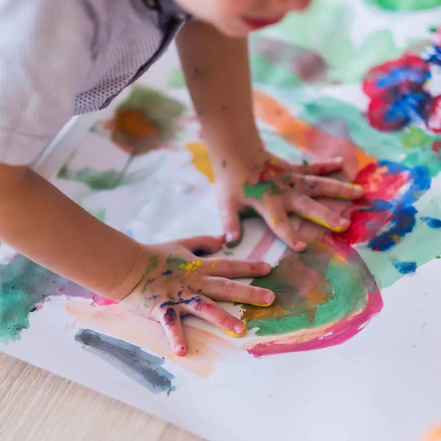 126383_iStock-960909834.jpg Kind malz Bild mit Fingerfarben