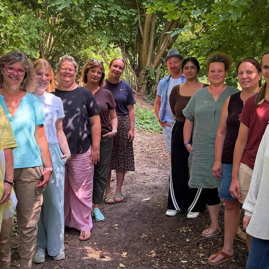 126584_KD_Lippe_Kindertagesbetreuung_Team_Gruppe.jpeg Gruppe Frauen im Wald