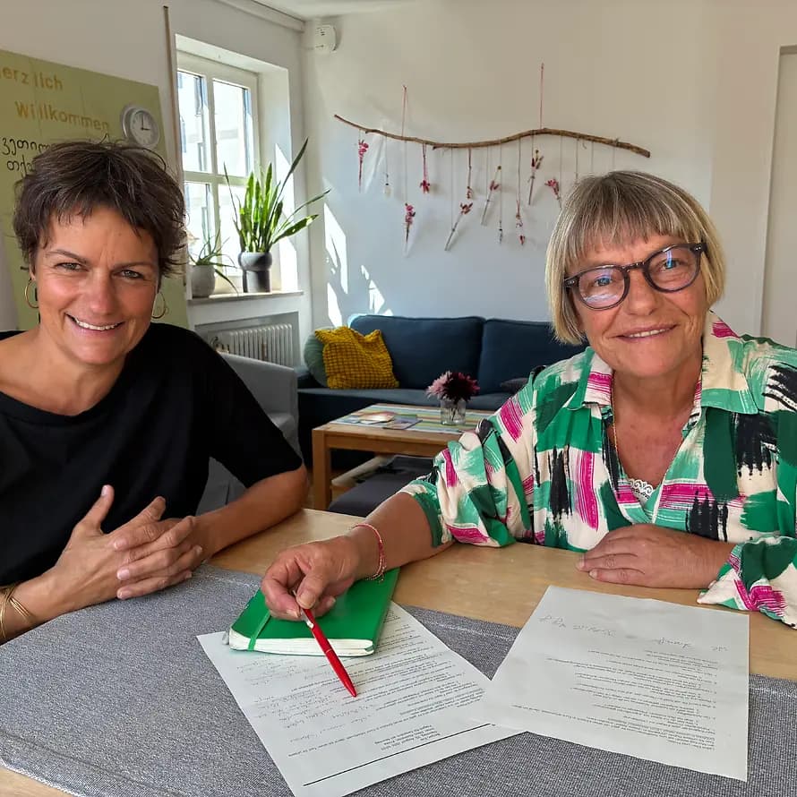 127561_KD_Augburg_2026-08-31_BJW Ellen Irmer - Priska Abstreiter_3.jpeg Zwei Frauen an einem Tisch mit Dokumenten vor sich