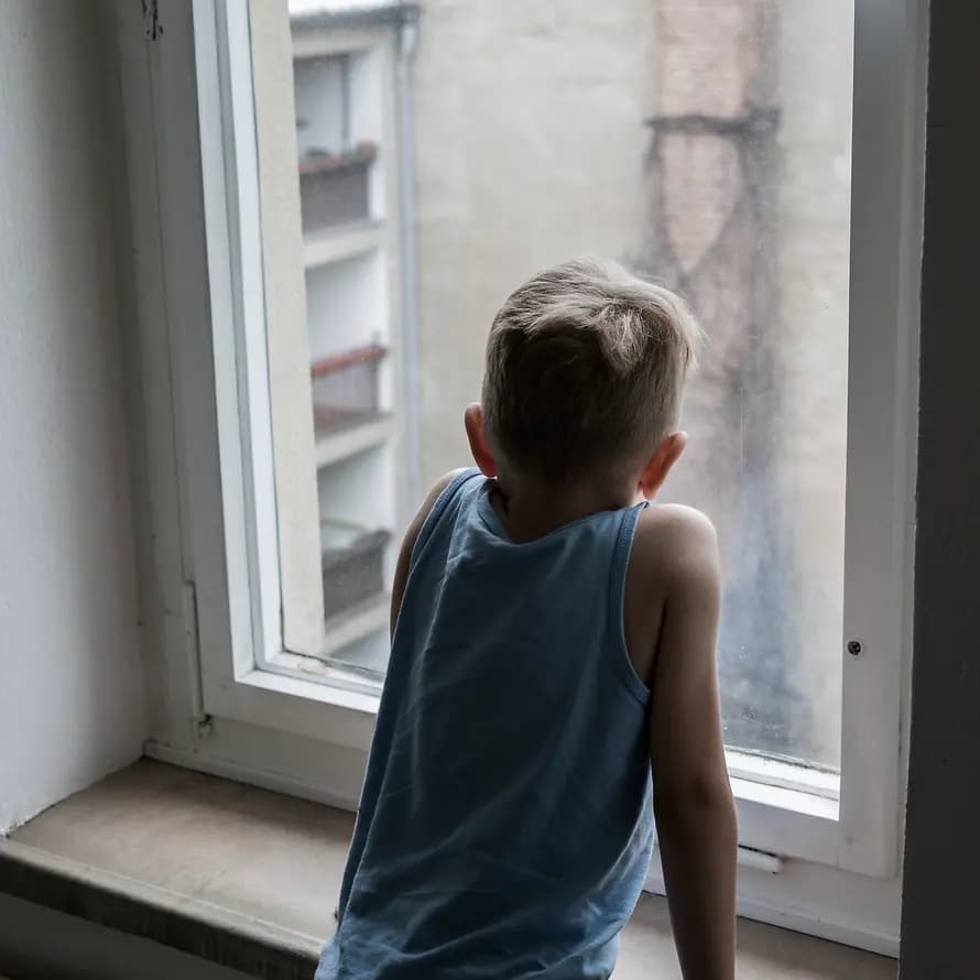 44106_SOS-KD_Kinderarmut_16.05.2019_SebastianPfütze_1780.tif Junge schaut aus dem Fenster