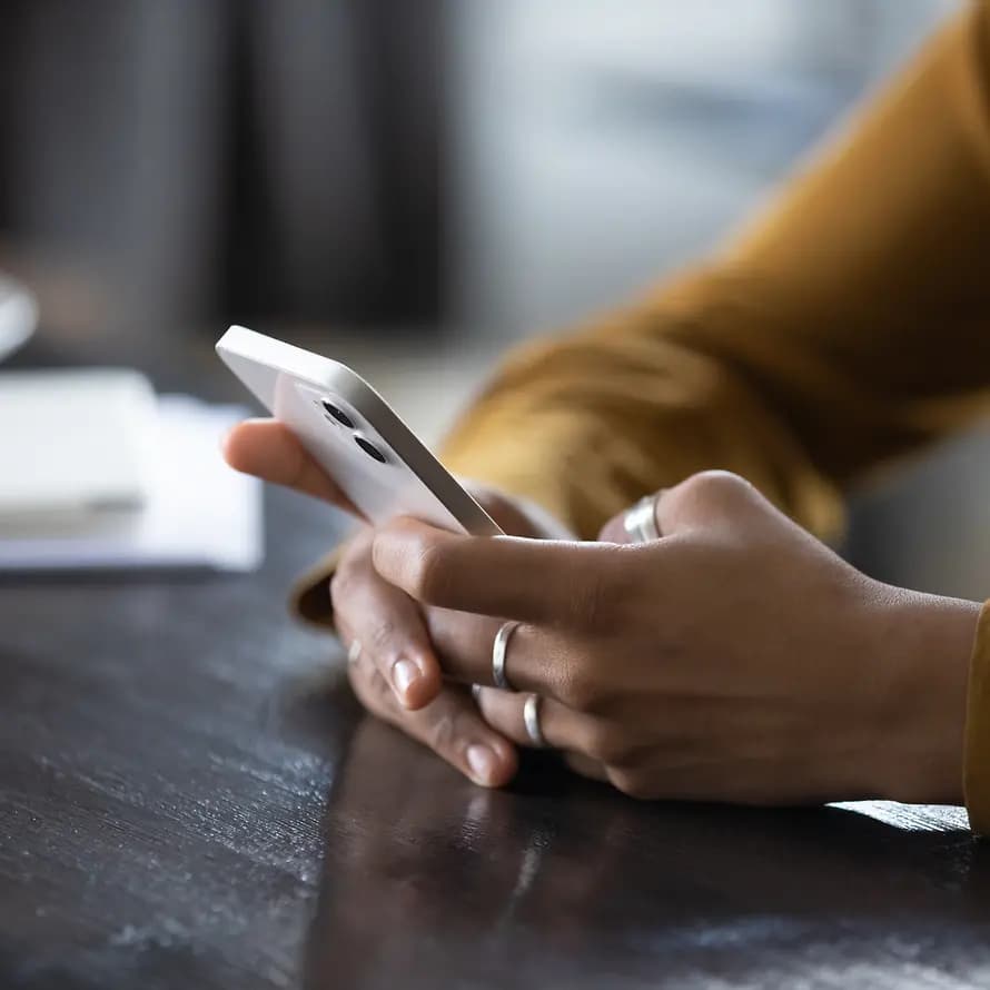 91229_shutterstock_fizkes_2111420825.jpg Hände mit Smartphone