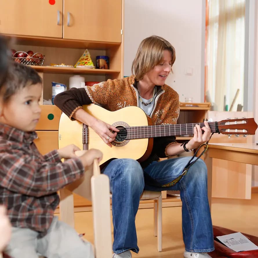 kita_Erzieherin kita_Gitarre