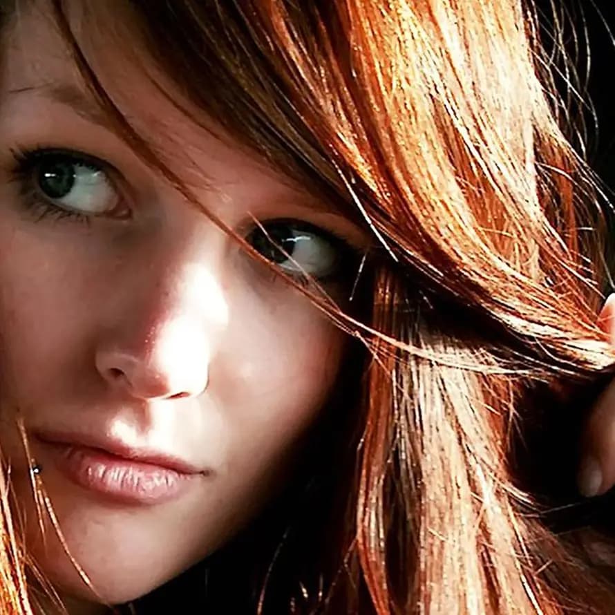 Belastete_Titelbild_Greift_ins_Haar_2560x896