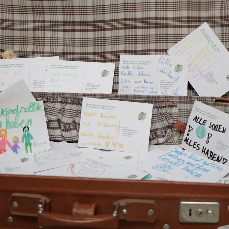 Ein Koffer voller Postkarten: Wünsche an die Botschaft 30218_KD-Berlin_BfK_Kartenkoffer_8903_bearb_27.06.2017.jpg