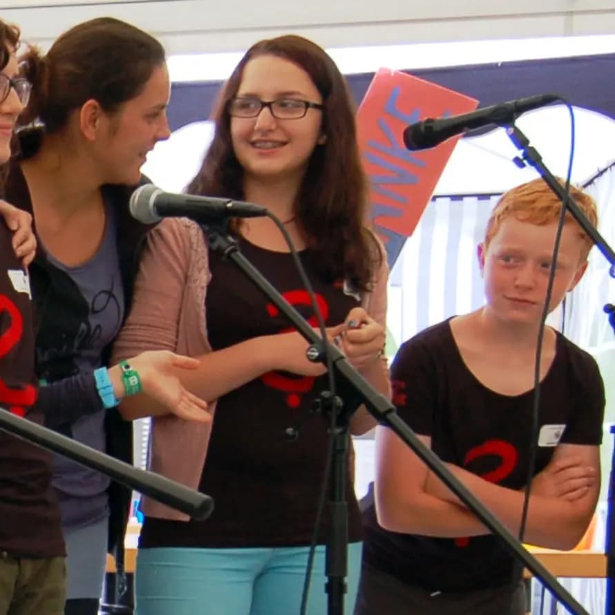 Kinder vor Mikrofon Advocacy_Buehne