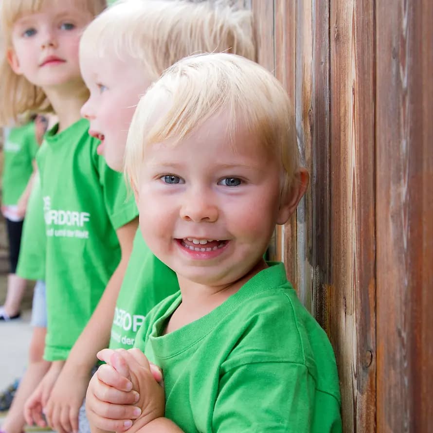 Ein blonder Junge mit SOS-Kinderdorf-T-Shirt Ein blonder Junge mit SOS-Kinderdorf-T-Shirt