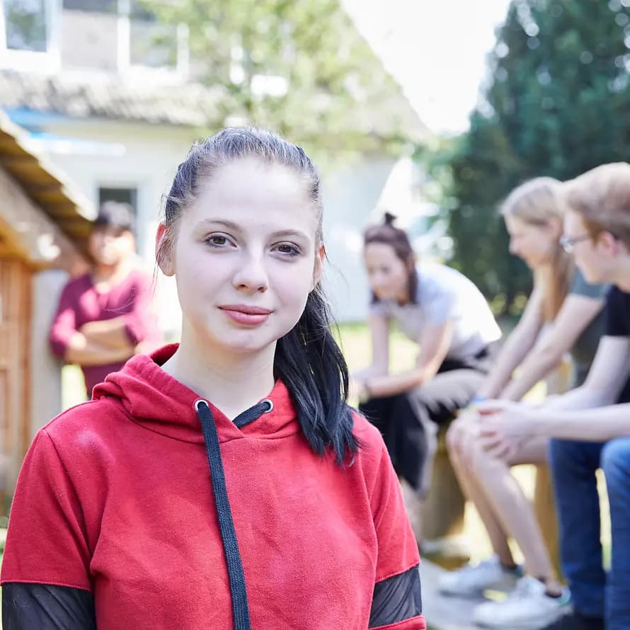Gemeinsam mit anderen Jugendlichen lebt Christin in der Jugend-Wohngemeinschaft. Gemeinsam mit anderen Jugendlichen lebt Christin in der Jugend-Wohngemeinschaft.