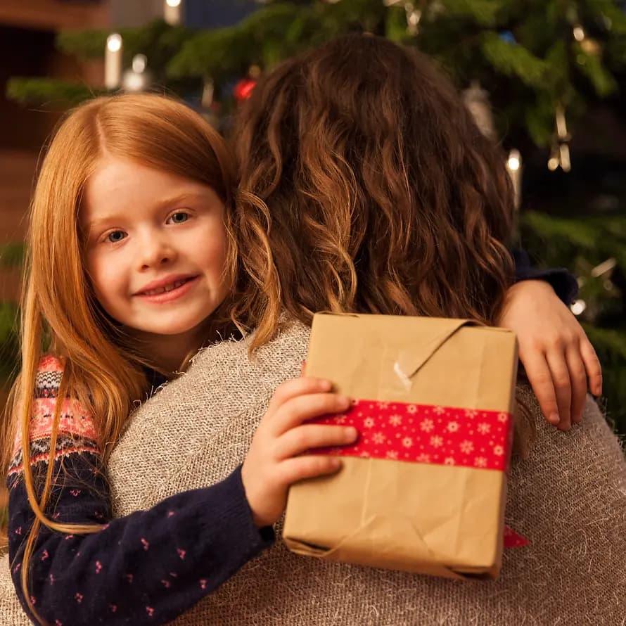 Geschenk vor dem Weihnachtsbaum Geschenk vor dem Weihnachtsbaum