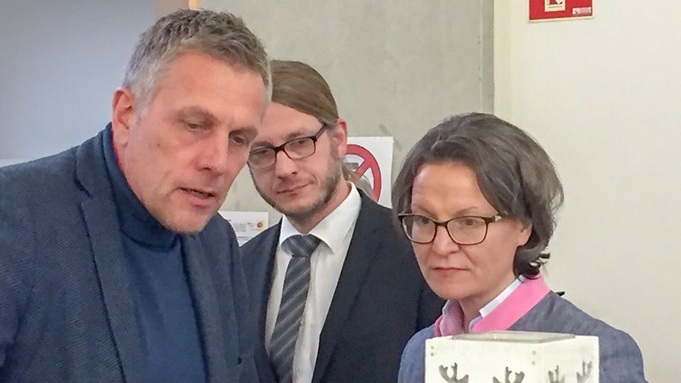 Einrichtungsleiter Peter Schönrock und Ministerin Ina Scharrenbach im Gespräch