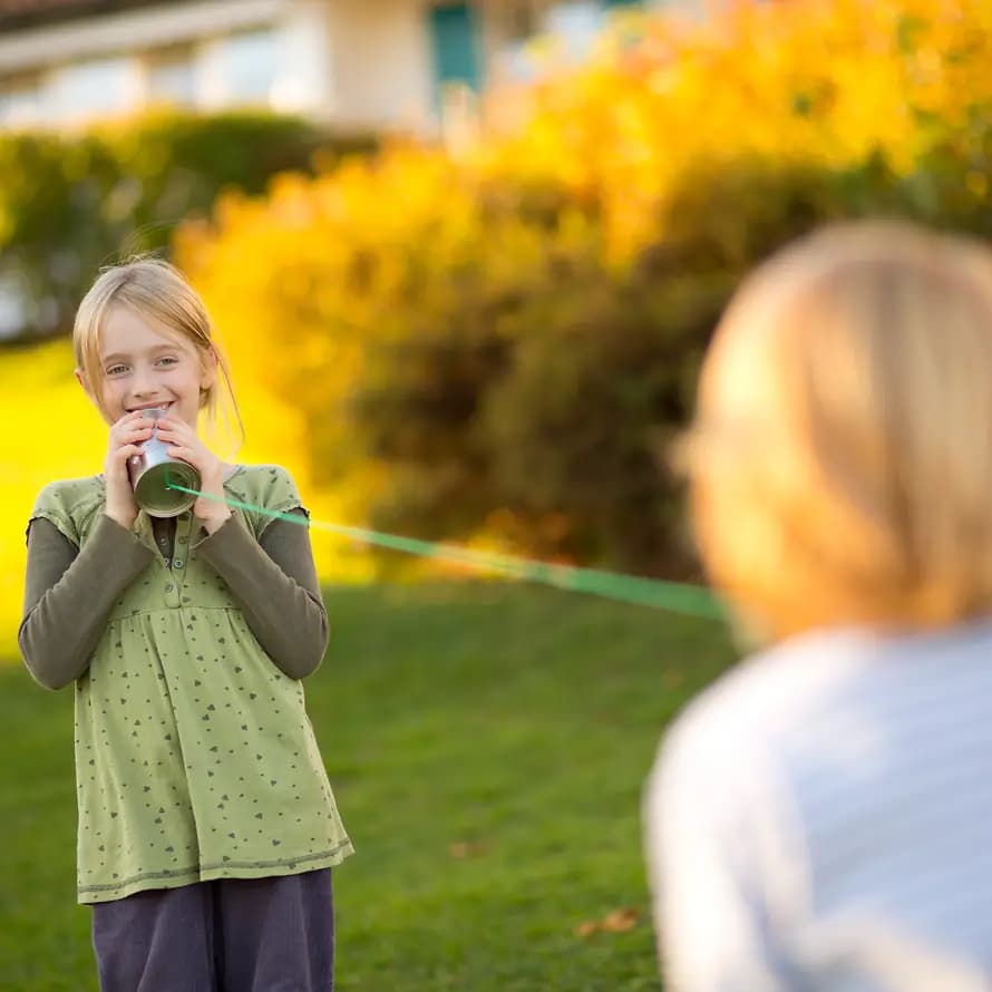 Zwei Kinder mit einem Dosentelefon Zwei Kinder mit einem Dosentelefon
