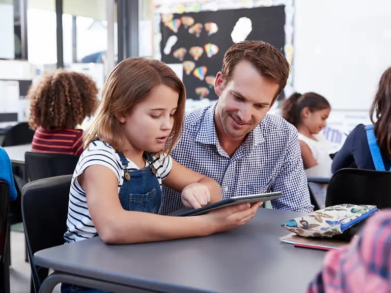 Erwachsene zeigen Kindern die Welt der digitalen Medien.
