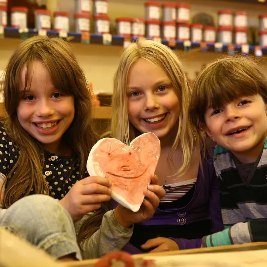 Vielen Dank! Kinder mit selbst gebasteltem Herz! Vielen Dank! Kinder mit selbst gebasteltem Herz!