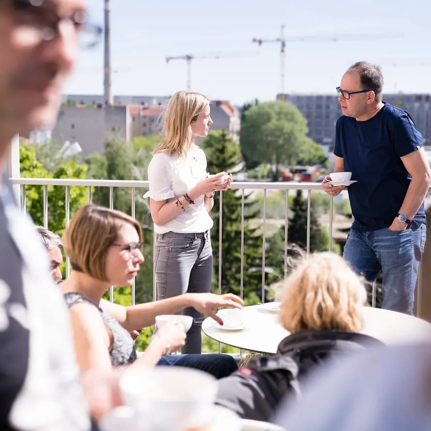 Lebhafte Diskussion auf der Dachterrasse der Botschaft für Kinder Lebhafte Diskussion auf der Dachterrasse der Botschaft für Kinder