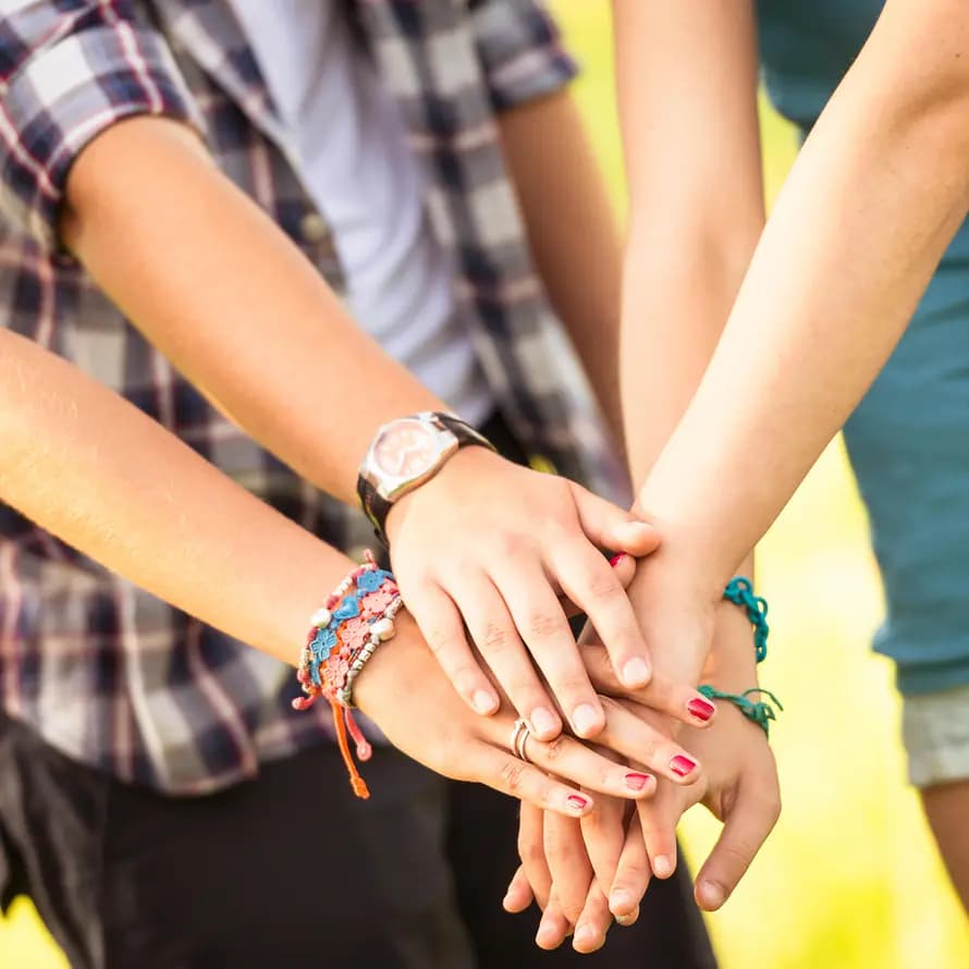 Jugendliche Hand in Hand Jugendliche Hand in Hand