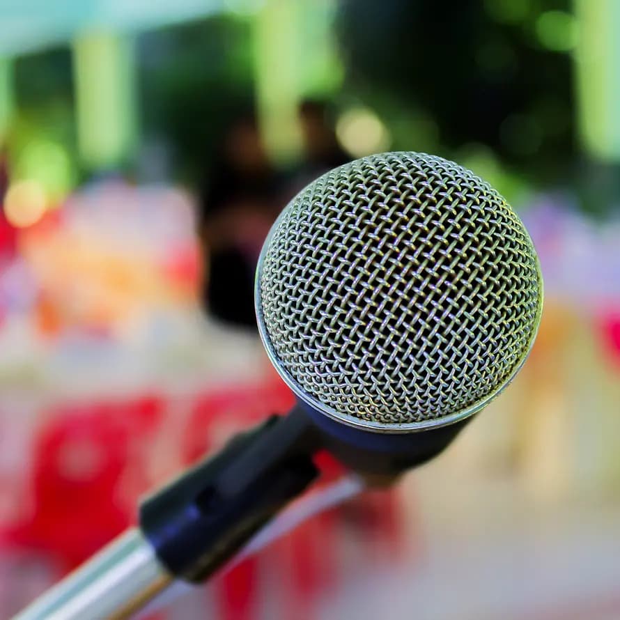 Mikrophon Kindern eine Stimme geben