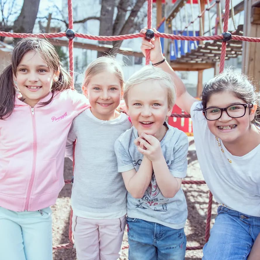 Kindern und Jugendlichen helfen bei SOS-Kinderdorf Kindern und Jugendlichen helfen bei SOS-Kinderdorf