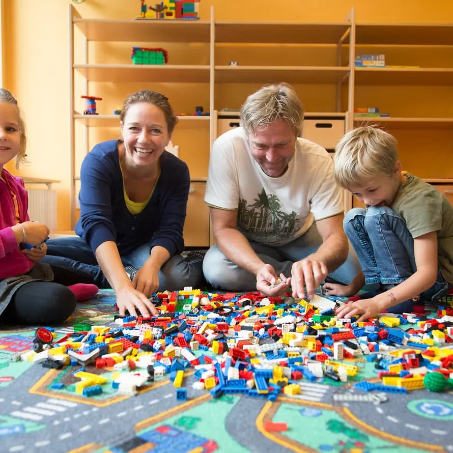 1217_Mitarbeitershooting_1176.jpg Bauen mit Legoklötzchen