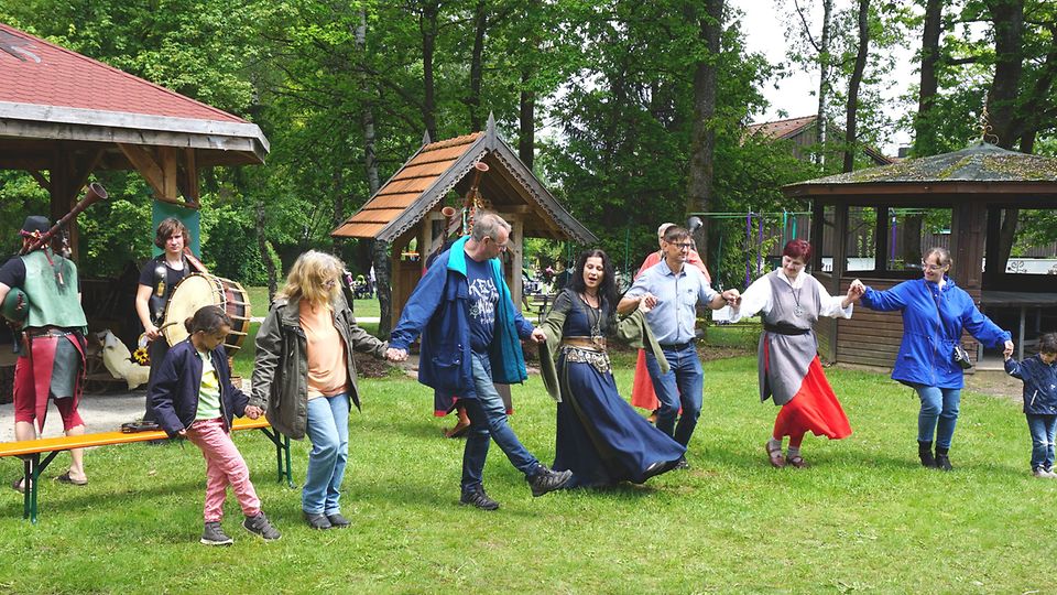 44304_SOS-KD-Oberpfalz_Sommerfest_25.05.2019_Amici animiert die Gäste zu Reihentänzen.jpg