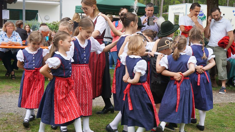 44311_SOS-KD-Oberpfalz_Sommerfest_25.05.2019_Die Kindertrachtengruppe zeigt ihr Können.jpg