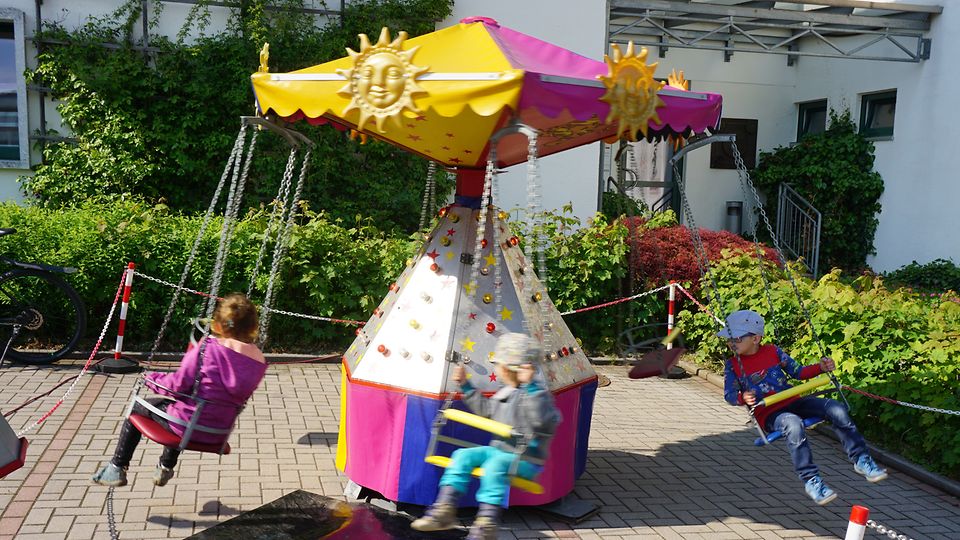 44315_SOS-KD-Oberpfalz_Sommerfest_25.05.2019_Viel Spaß haben die Kleinen beim Historischen Kettenkarussell.jpg