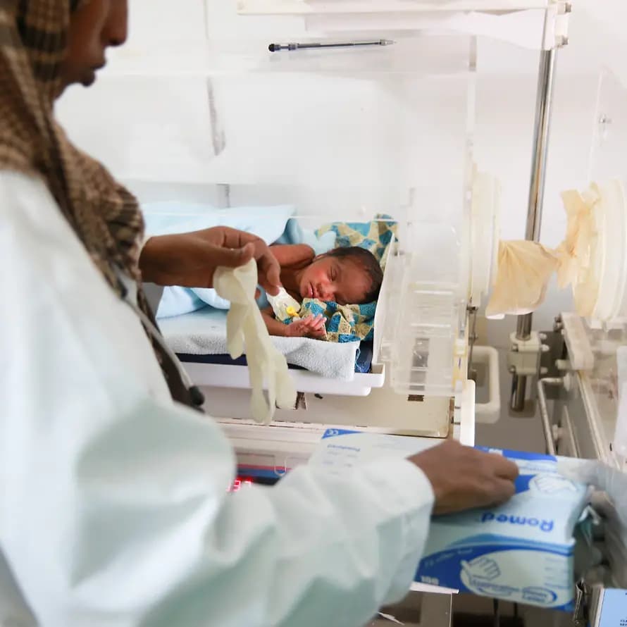 30675_071-MC_Mogadishu-73_SOS_Somalia.jpg Hinda arbeitet auf der Neugeborenenstation – viele der Babys kommen bereits unterernährt zur Welt.
