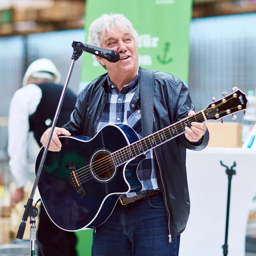 45154_SOS-KD-Hamburg_Grundsteinlegung_04.09.2019_VivianeGrigull_010.jpg Liedermacher Rolf Zuckowski begleitete die Grundsteinlegung