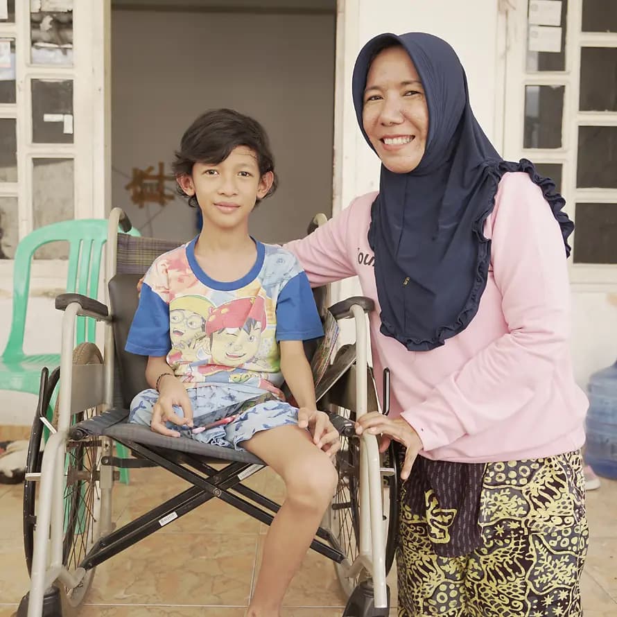 Ari und seine Tante SOS-Kinderdorf hilft vom Tsunami betroffenen Menschen in Not