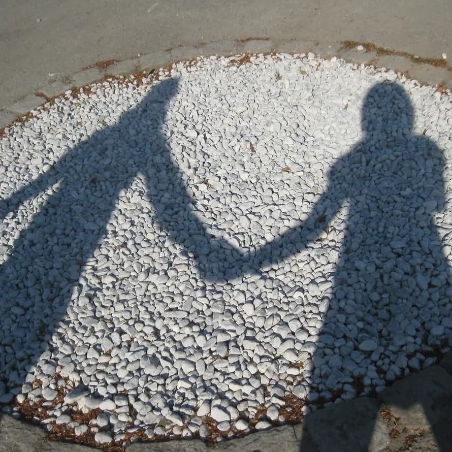 Zwei Kinder als Schatten - Hand in Hand