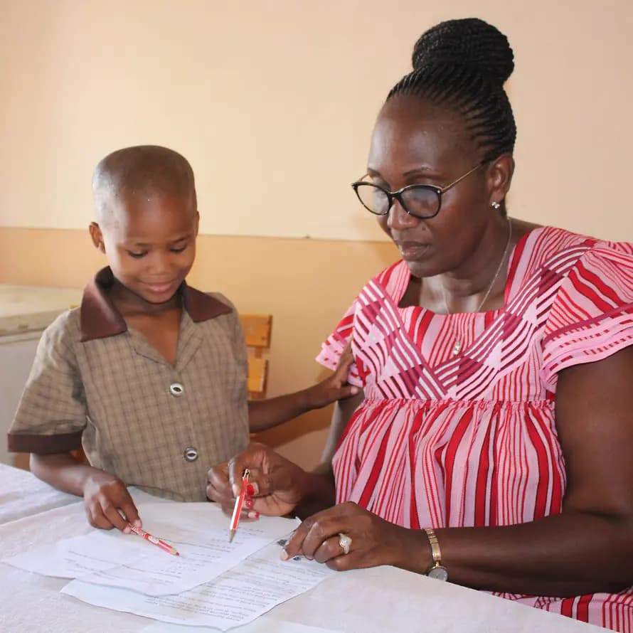 SOS-Kinderdorfkind Albertine mit ihrer SOS-Kinderdorfmutter in Namibia SOS-Kinderdorf Namibia hilft notleidenden Kindern und ihren Familien