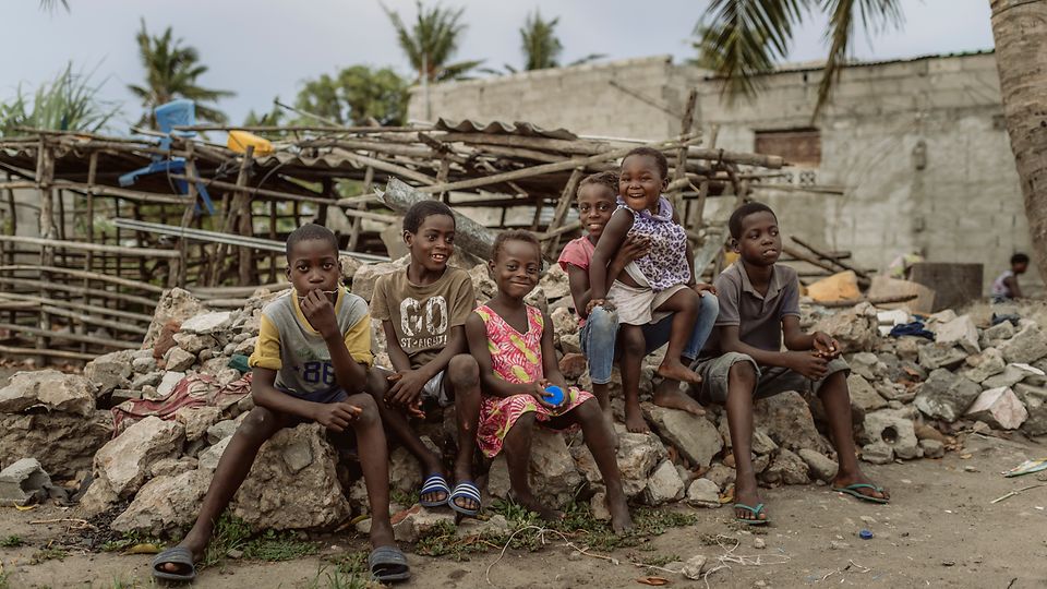 49346_Mozambique_ERP_Beira_ Cornel van Heerden_Luisa's children sitting on rubble of her destroyed house _adam_301216_23112019.JPG
