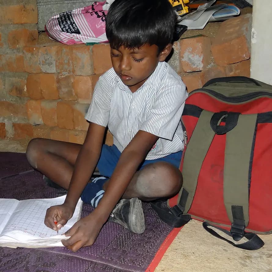 Kind aus dem SOS-Familienstärkungsprogramm Bangalore SOS-Kinderdorf Indien hilft mit seinem SOS-Familienstärkungsprogramm in Bangalore notleidenden Kindern und ihren Familien